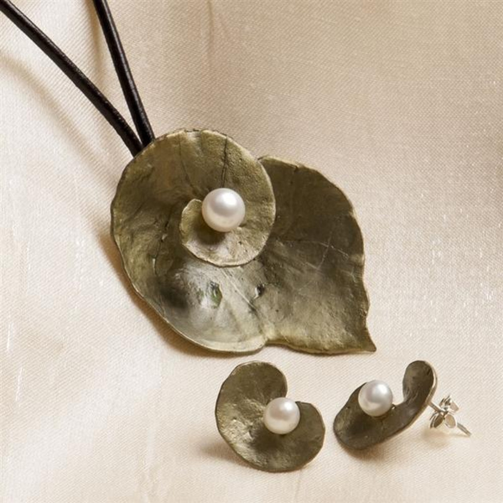 Bronze & Pearl Geranium Necklace